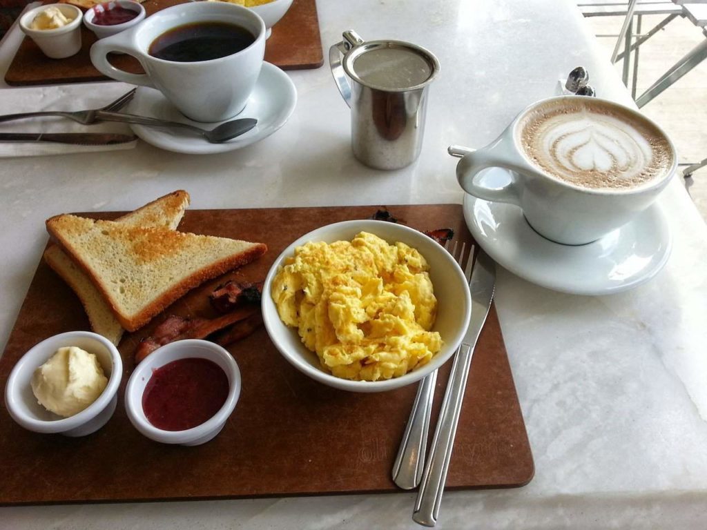 Sarapan Minum Kopi