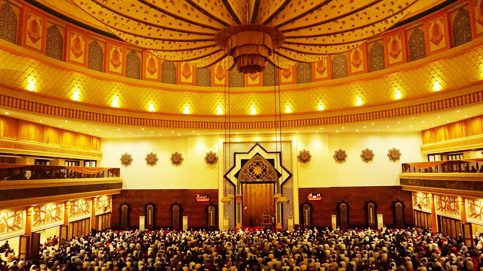 Shalat Tarawih Islamic Centre NTB