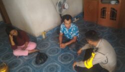 Kedua pelaku melakukan cinta terlarang sedang di introgasi pihak pemerintah kelurahan Ijobalit dan Bhabinkamtibmas sebelum dibawa ke kantor Polisi.