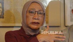 Ratna Sarumpaet, memberikan keterangan kepada media