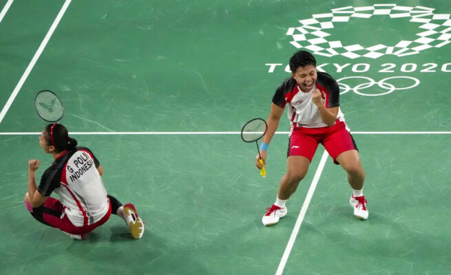 Pasangan Indonesia, Greysia Polii / Apriyani Rahayu berhasil mengalahkan wakil China, Chen Qing Chen / Jia Yi Fan pada pertandingan final ganda putri Olimpiade Tokyo 2020 yang berlangsung di Musashino Forest Plaza Court 1, Senin (02/08/2021) siang WIB. Foto: Bola.COM