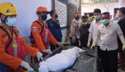 Tim SAR Mataram mengevakuasi jenazah bocah tewas terseret arus / Foto: SAR Mataram