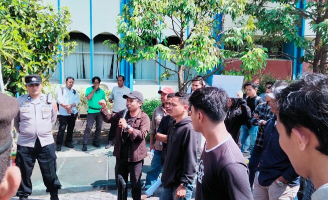 Aksi Geruduk kantor Dinas Pendidikan dan Kebudayaan (Dikbud) NTB