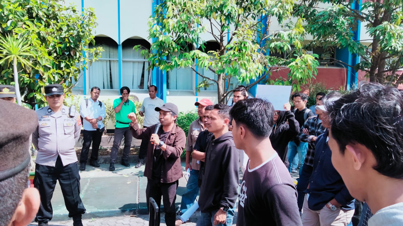 Aksi Geruduk kantor Dinas Pendidikan dan Kebudayaan (Dikbud) NTB