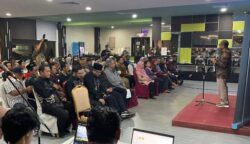 Keterangan FOTO : Dubes RI untuk Brunei Darussalam Dr. Achmad Ubaedillah (kanan) menyampaikan sambutan pada acara penyuluhan dan sosialisasi kekonsuleran, keimigrasian, dan ketenagakerjaan di Distrik Temburong Brunei Darussalam pada 18 November 2023 (Foto: KBRI Bandar Seri Begawan)