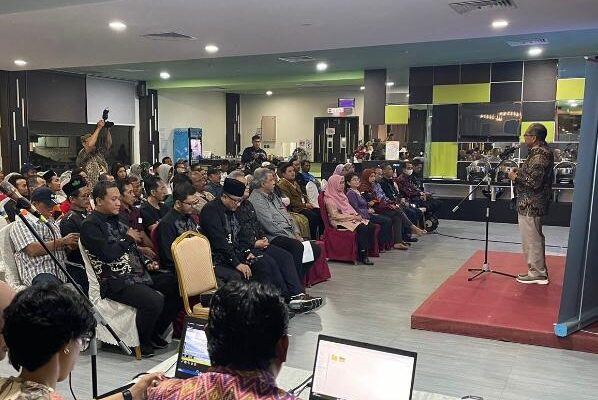 Keterangan FOTO : Dubes RI untuk Brunei Darussalam Dr. Achmad Ubaedillah (kanan) menyampaikan sambutan pada acara penyuluhan dan sosialisasi kekonsuleran, keimigrasian, dan ketenagakerjaan di Distrik Temburong Brunei Darussalam pada 18 November 2023 (Foto: KBRI Bandar Seri Begawan)