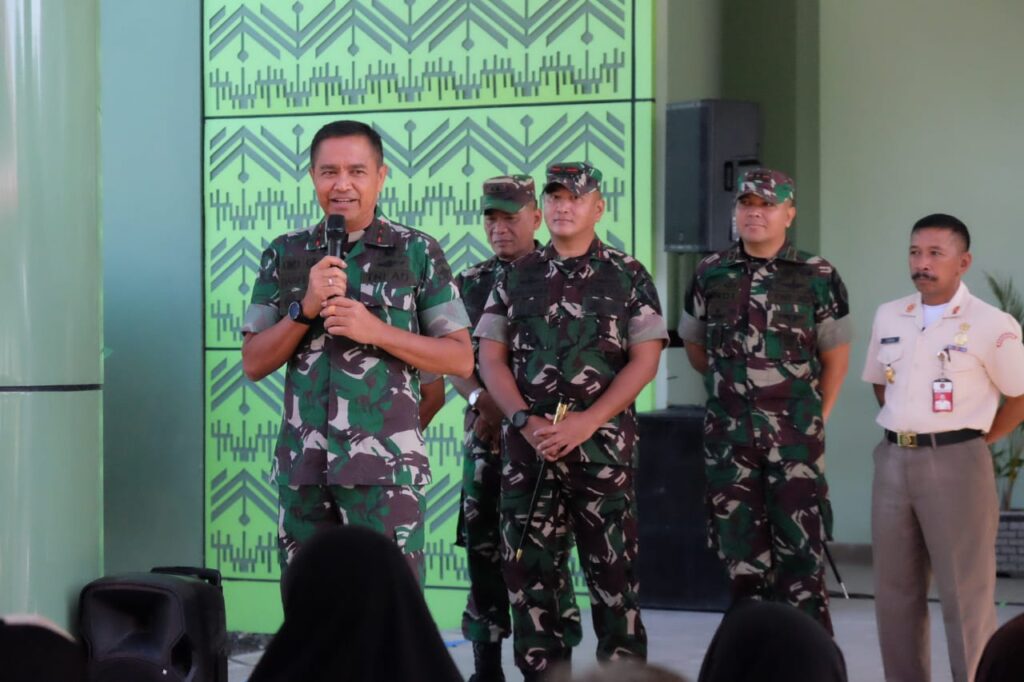 Keterangan FOTO : Danrem 162 WB dampingi Pangdam Udaya kunjungi rumah sakit Kodam IX Udayana