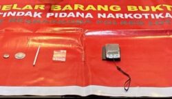 Keterangan FOTO : Barang bukti yang diamankan dari para pelaku kasus narkoba, yang tertangkap dalam operasi antik, Sabtu (13/7) malam