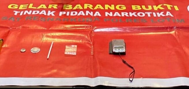 Keterangan FOTO : Barang bukti yang diamankan dari para pelaku kasus narkoba, yang tertangkap dalam operasi antik, Sabtu (13/7) malam