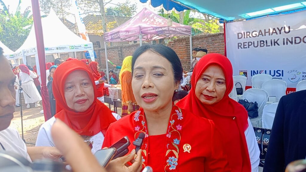 Keterangan FOTO : Menteri Pemberdayaan Perempuan dan Perlindungan Anak (PPPA), Bintang Puspayoga memberikan apresiasi terhadap program TNI Manunggal Membangun Desa (TMMD) ke 121 di Lombok Timur.sabtu (17/8)