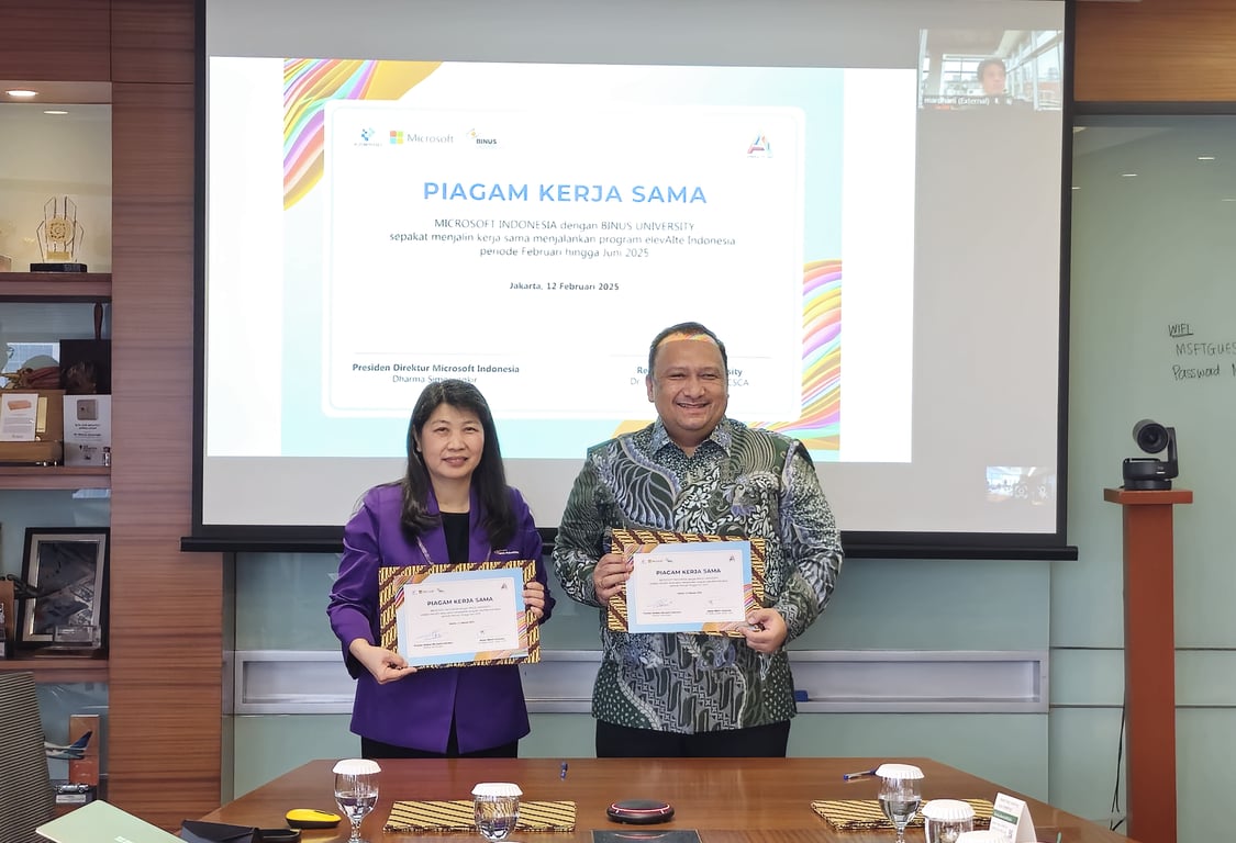 Ki-Ka: Dr. Nelly, S.Kom., M.M., CSCA., (Rector BINUS University), Dharma Simorangkir (President Director of Microsoft Indonesia 