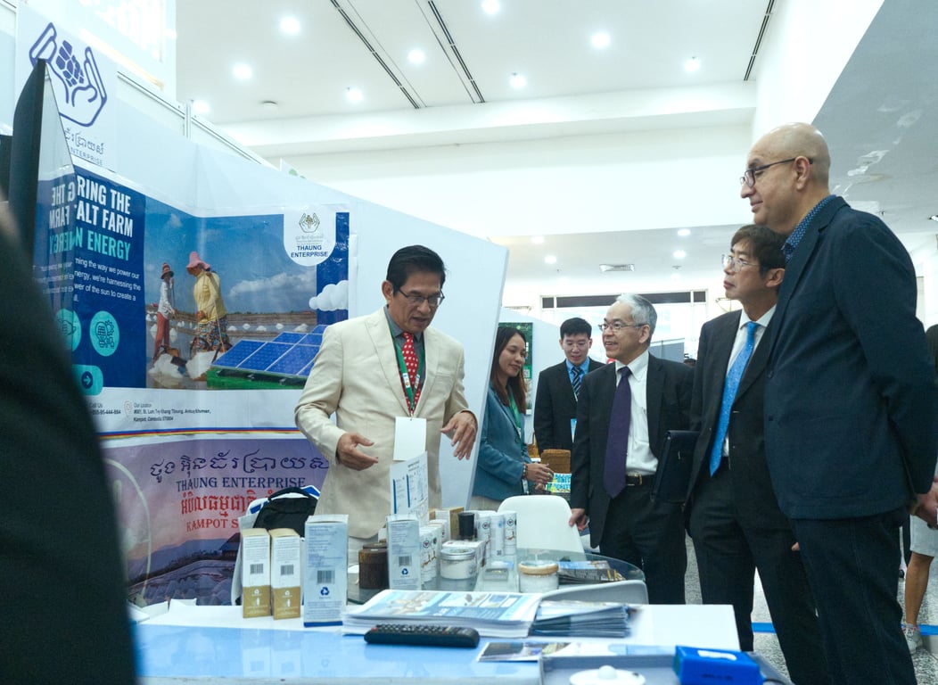 Kunjungan perwakilan UNDP, Kedutaan Jepang untuk ASEAN, dan Sekretariat ASEAN pada salah satu stan inovator dari ASEAN Blue Innovation Challenge. Foto: Roy Prasetyo