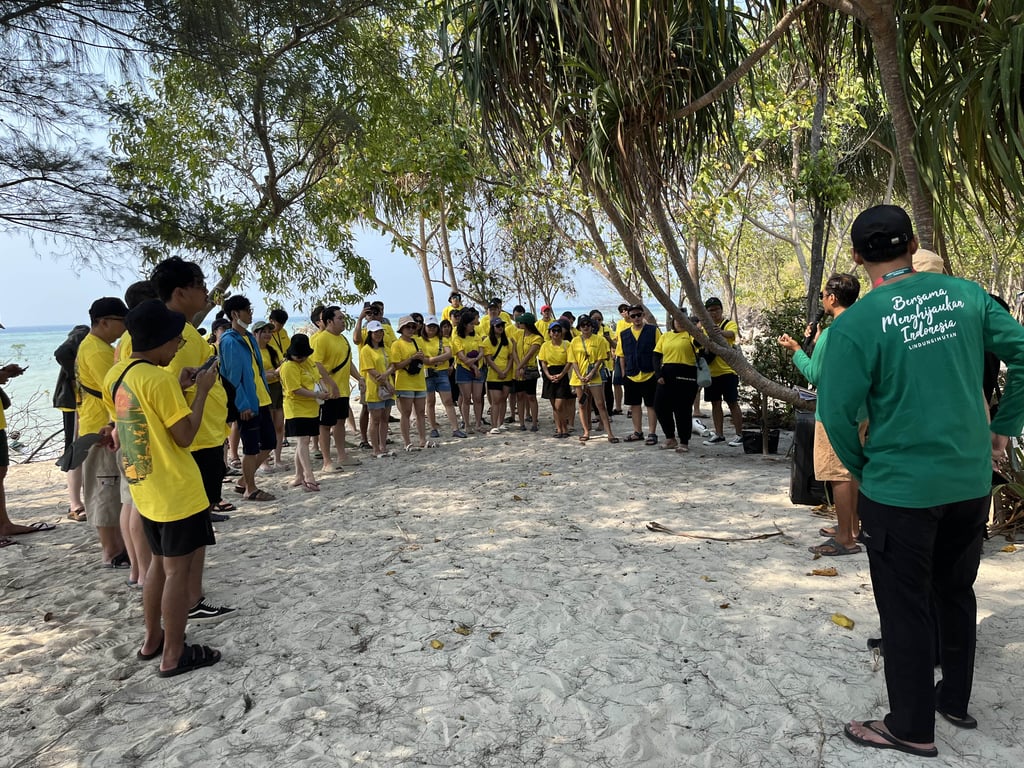 Persiapan penanaman mangrove di Pulau Pari.