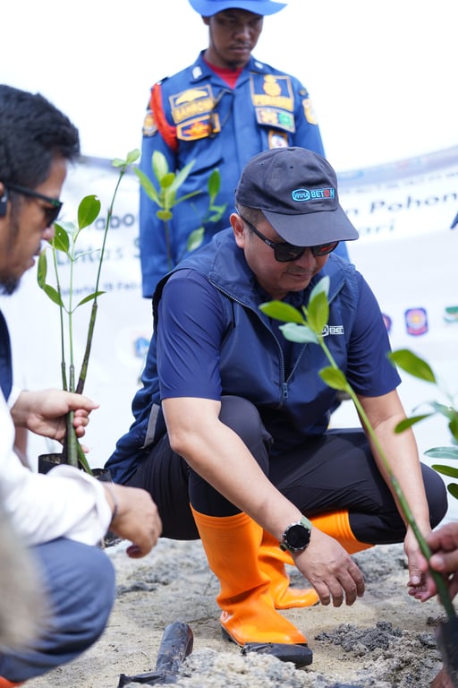 Rija Judaswara sedang melakukan penanaman manggrove (Sumber : WIKA Beton)