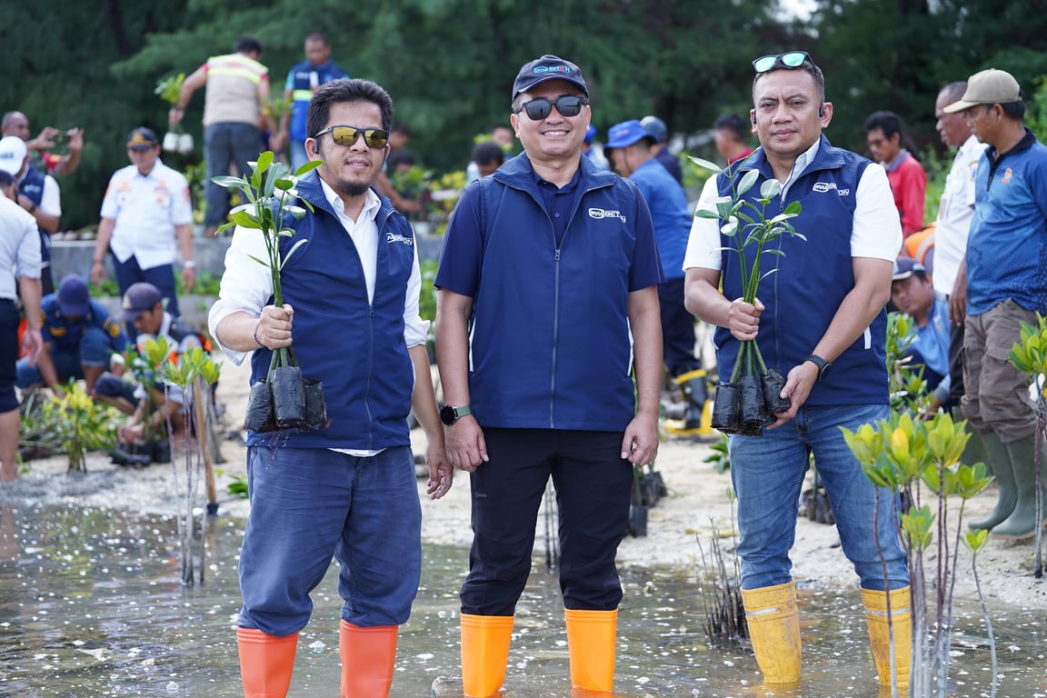 Direktur Pemasaran & Pengembangan Rija Judaswara didampingi Yushadi Sekretaris Perusahaan dan M. Iqbal Manajer Bidang CSR