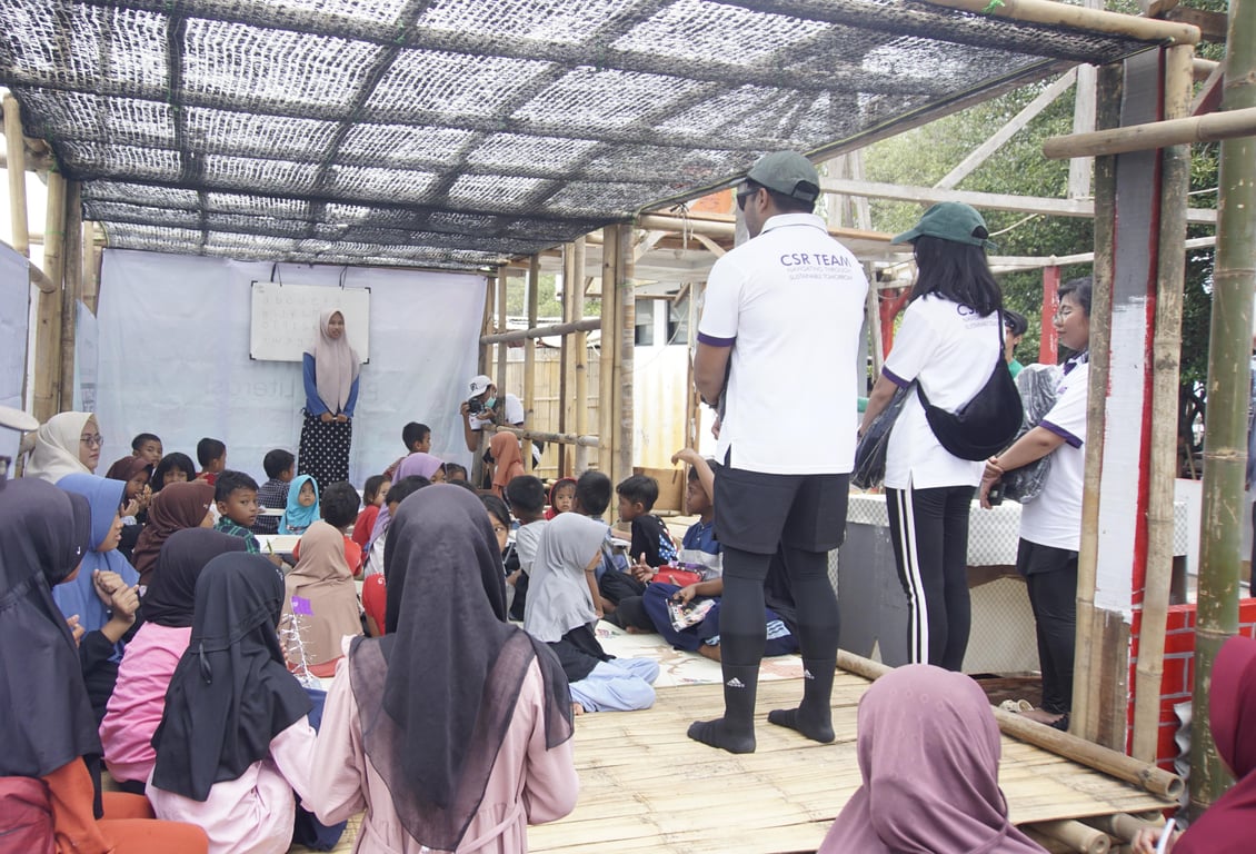 Pemberian alat keperluan belajar untuk anak-anak usia sekolah di Desa Sukawali.