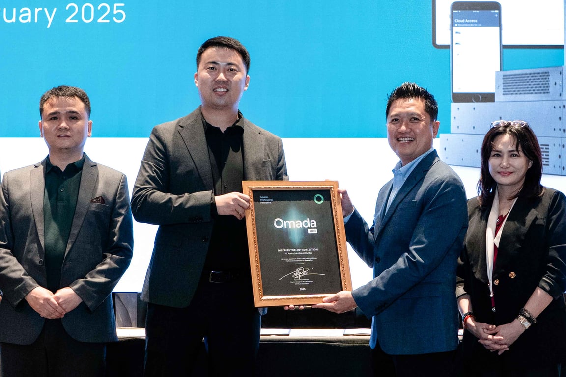 TP-Link (Orlando Ma, Direktur) memberikan PT ASABA (Fuji Wong, Direktur Solusi Teknologi Bisnis) Official Omada Pro Distributor Certificate